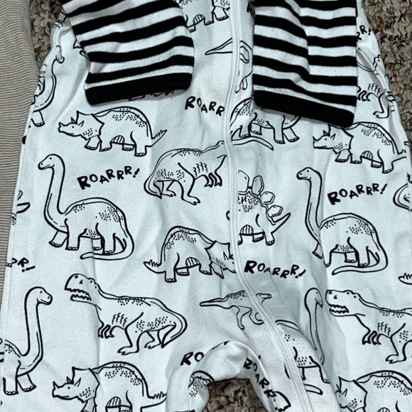 Boy 6-9‎ month PJs Striped and Dinosaur Print,  Lot of 2, 6-9 month pajamas - Picture 2 of 4
